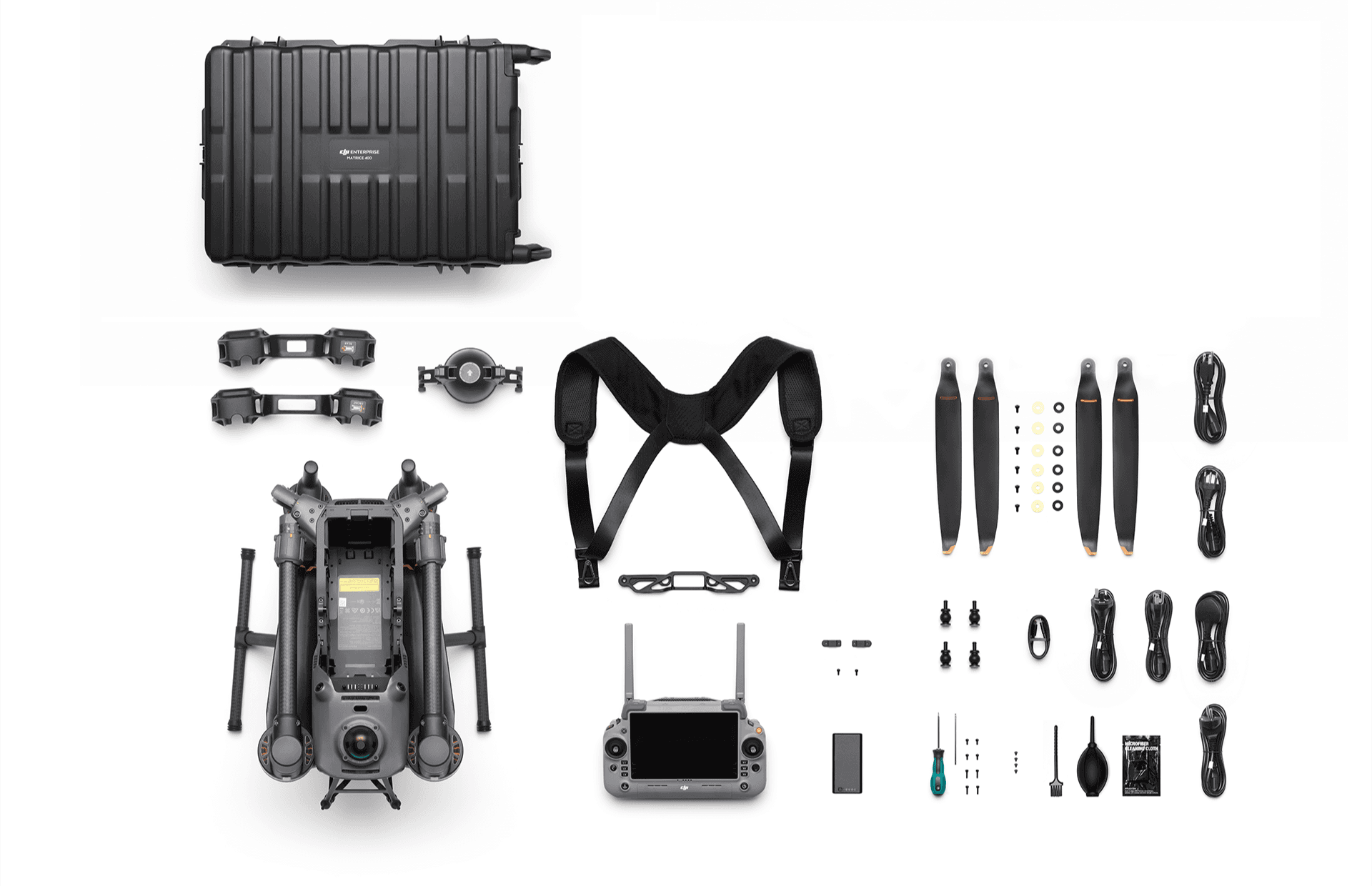 En DJI Matrice 400 med tillbehör, inklusive propellrar, fjärrkontroll och verktyg, ligger organiserade bredvid en robust transportväska.