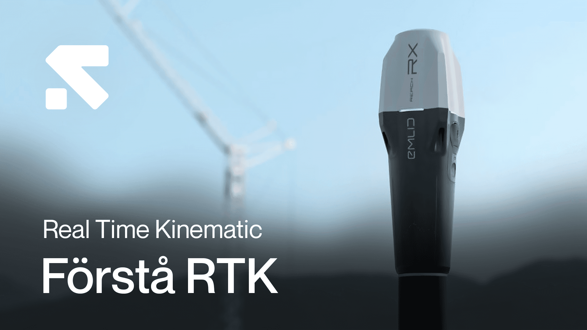 En RTK-enhet från Emlid visas mot en suddig bakgrund av en byggkran, med texten 'Förstå RTK' i förgrunden.
