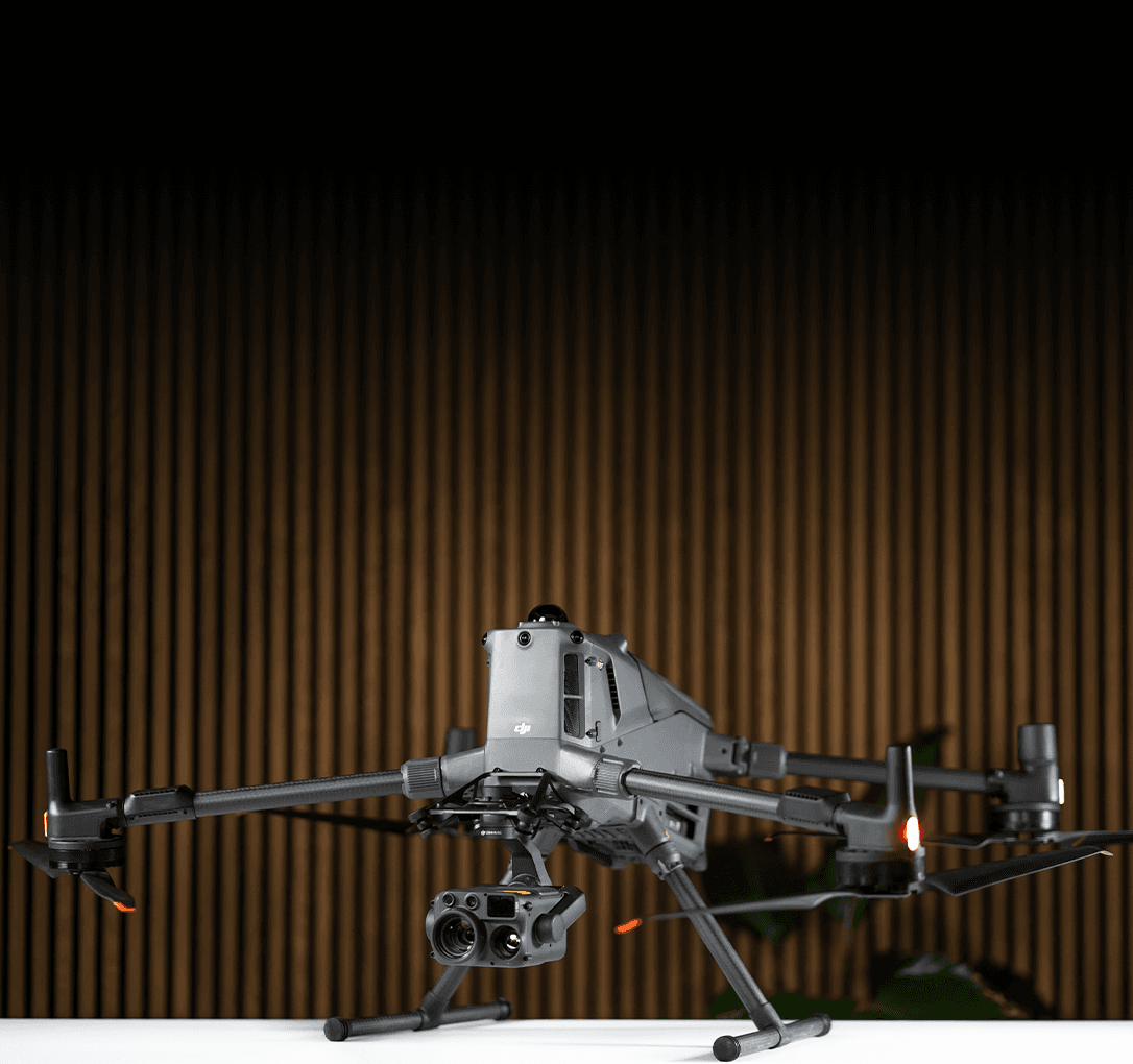 En avancerad Matric 400-drönare med flera sensorer och kameror står på en vit yta mot en bakgrund av träpaneler.