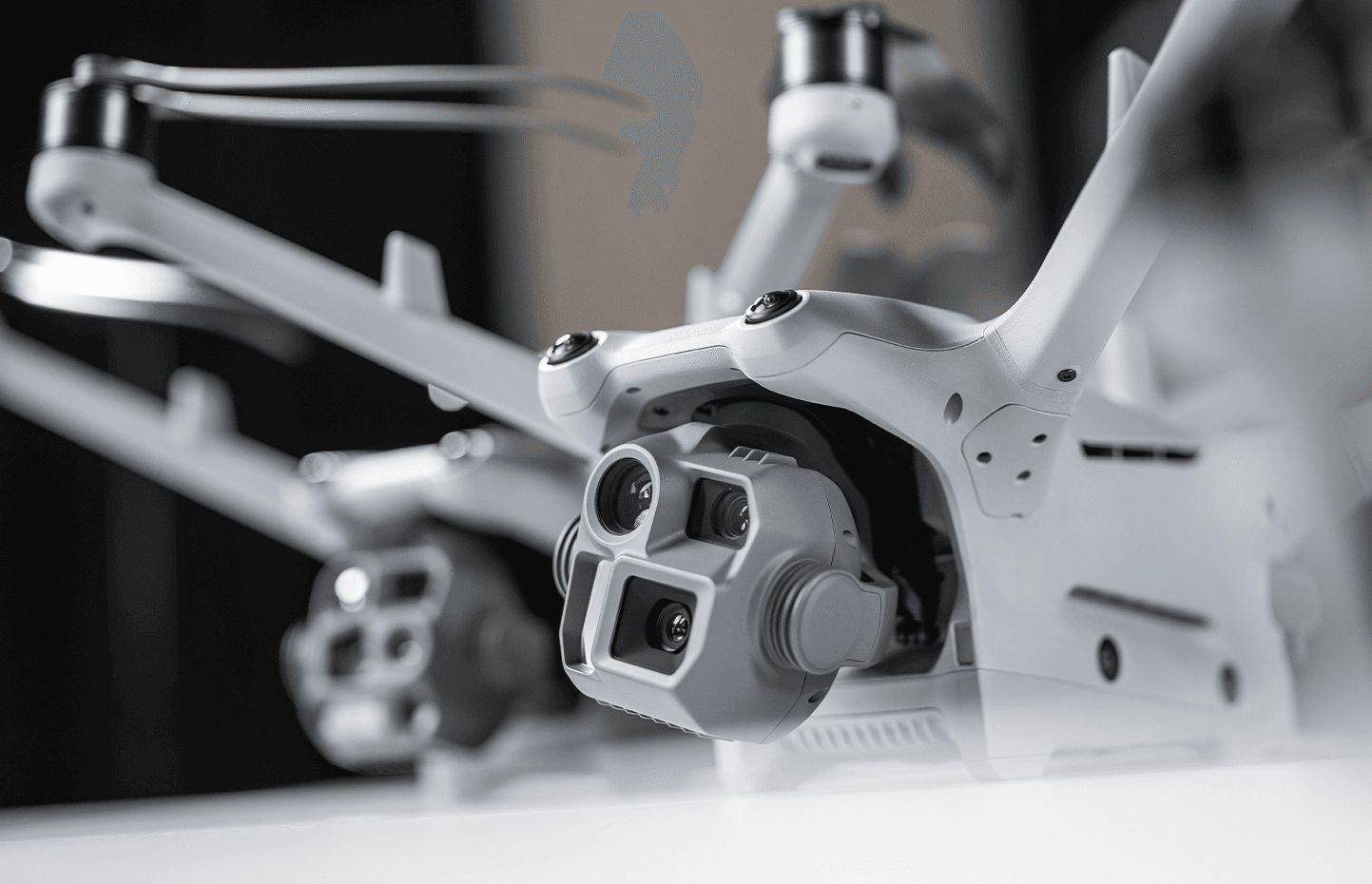 En närbild av en avancerad drönare med flera kameror och sensorer, redo för flygning i en modern miljö.