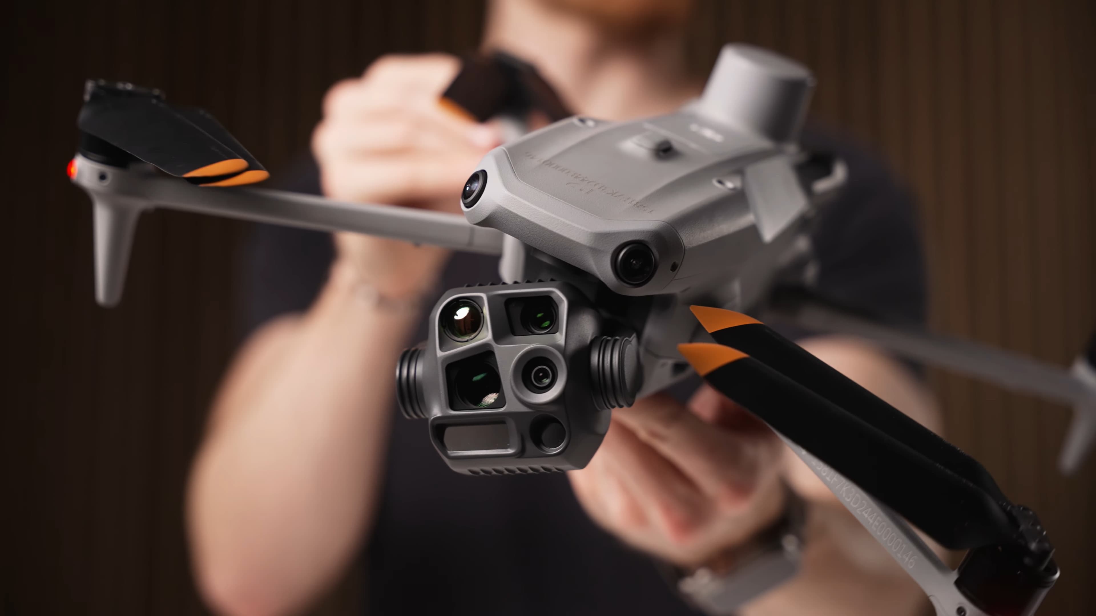 Drönaren DJI Matrice 4T hålls upp med två händer