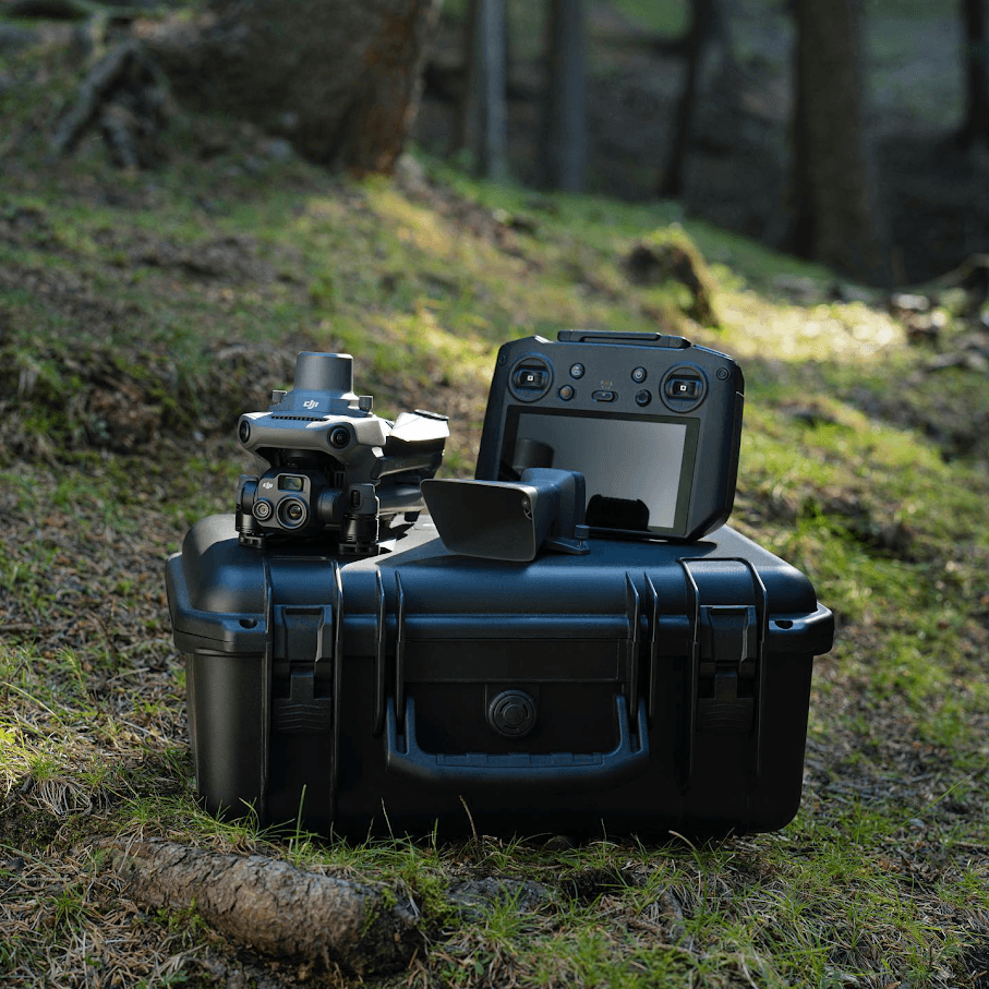 DJI Mavic 3E och transportväska i skogen