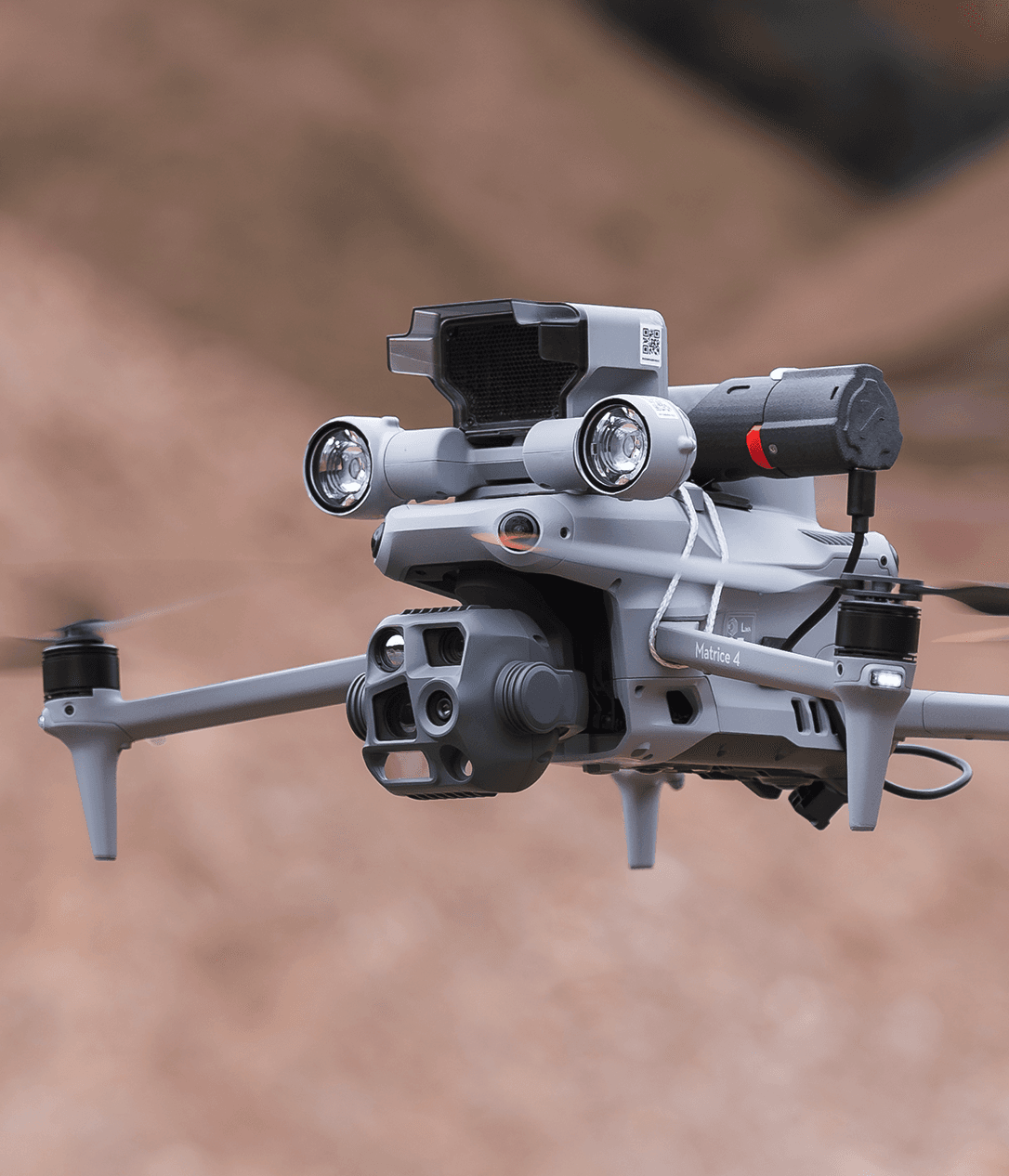 En avancerad drönare svävar i luften, utrustad med flera sensorer och kameror för övervakning och insamling av data.