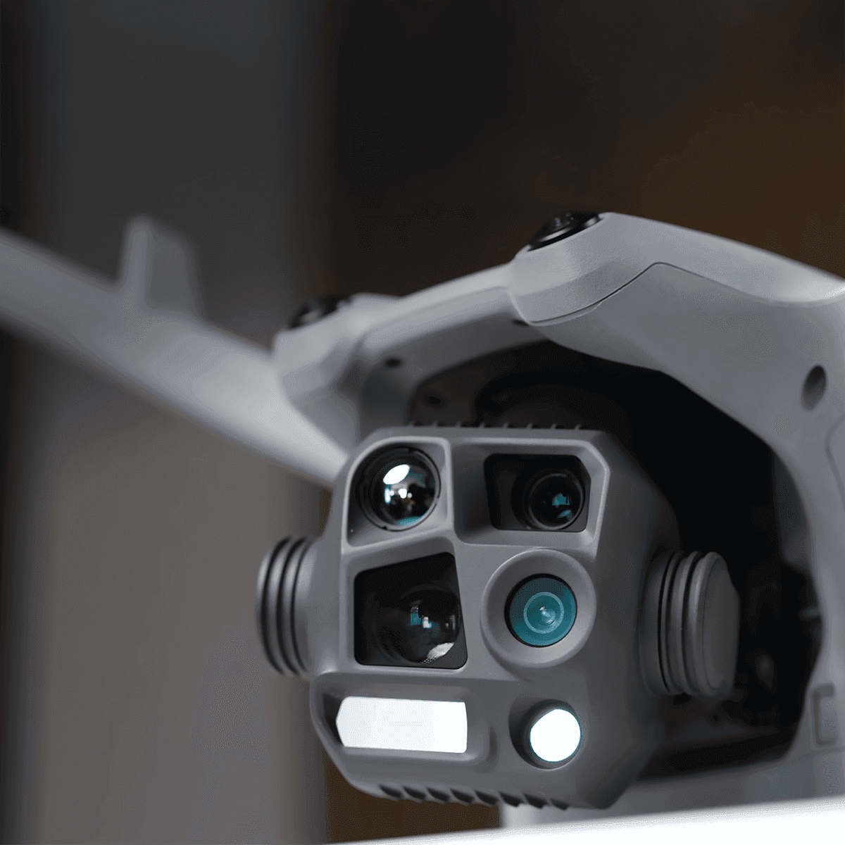 En närbild av en avancerad drönare med flera kameror och sensorer, redo för teknologiska uppdrag.