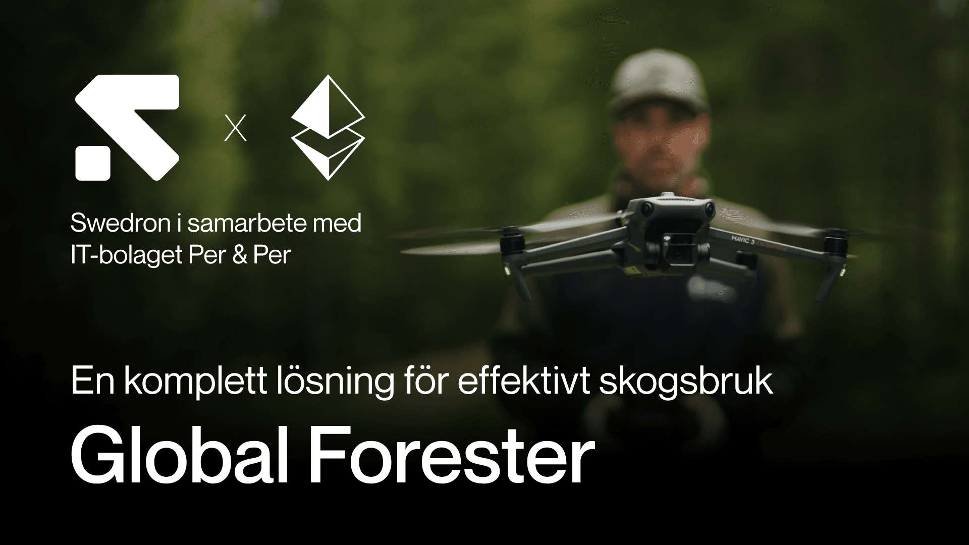 En drönare svävar framför en person i en skogsmiljö, med text om Swedrons samarbete med IT-bolaget Per & per för effektivt skogsbruk med Global Forester.