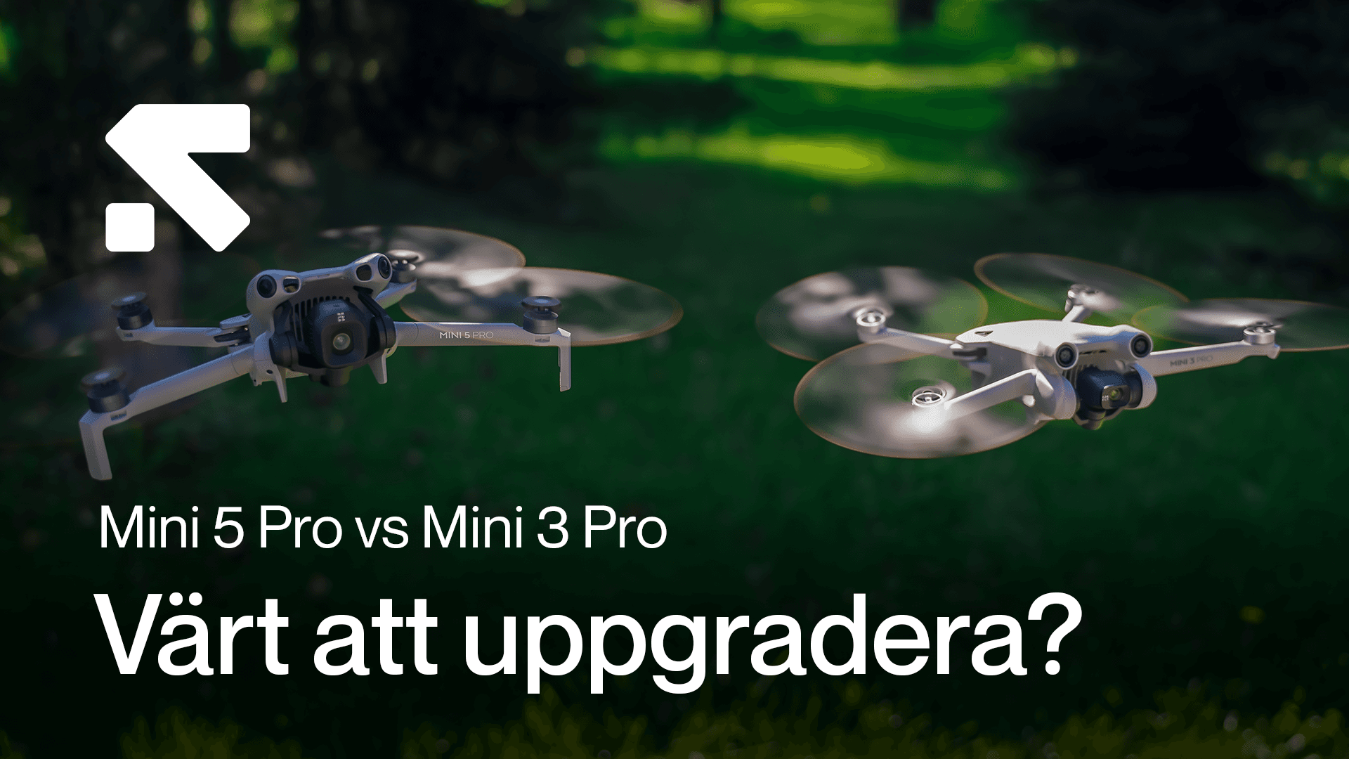 Två drönare, Mini 5 Pro och Mini 3 Pro, svävar över en grönskande bakgrund med texten 'Värt att uppgradera?'.