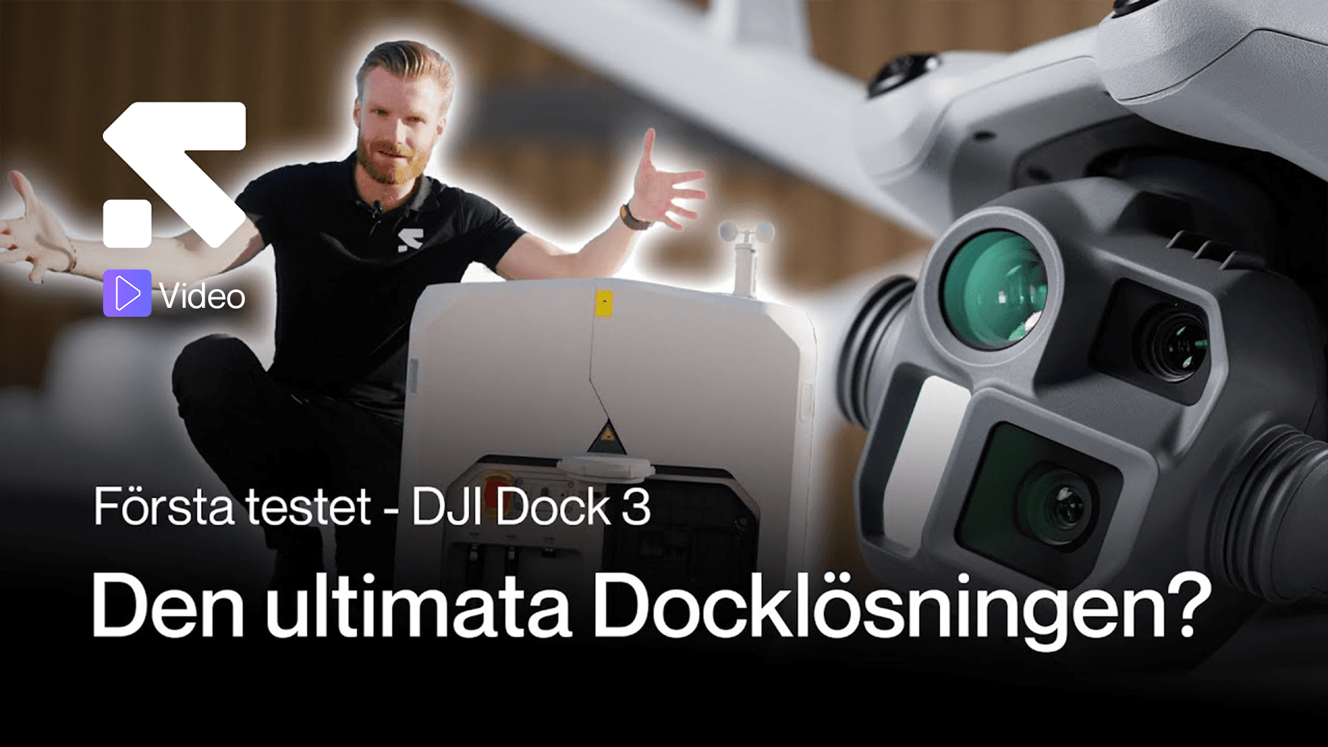 En person presenterar DJI Dock 3 med en närbild av drönarens kamera, redo för testning.