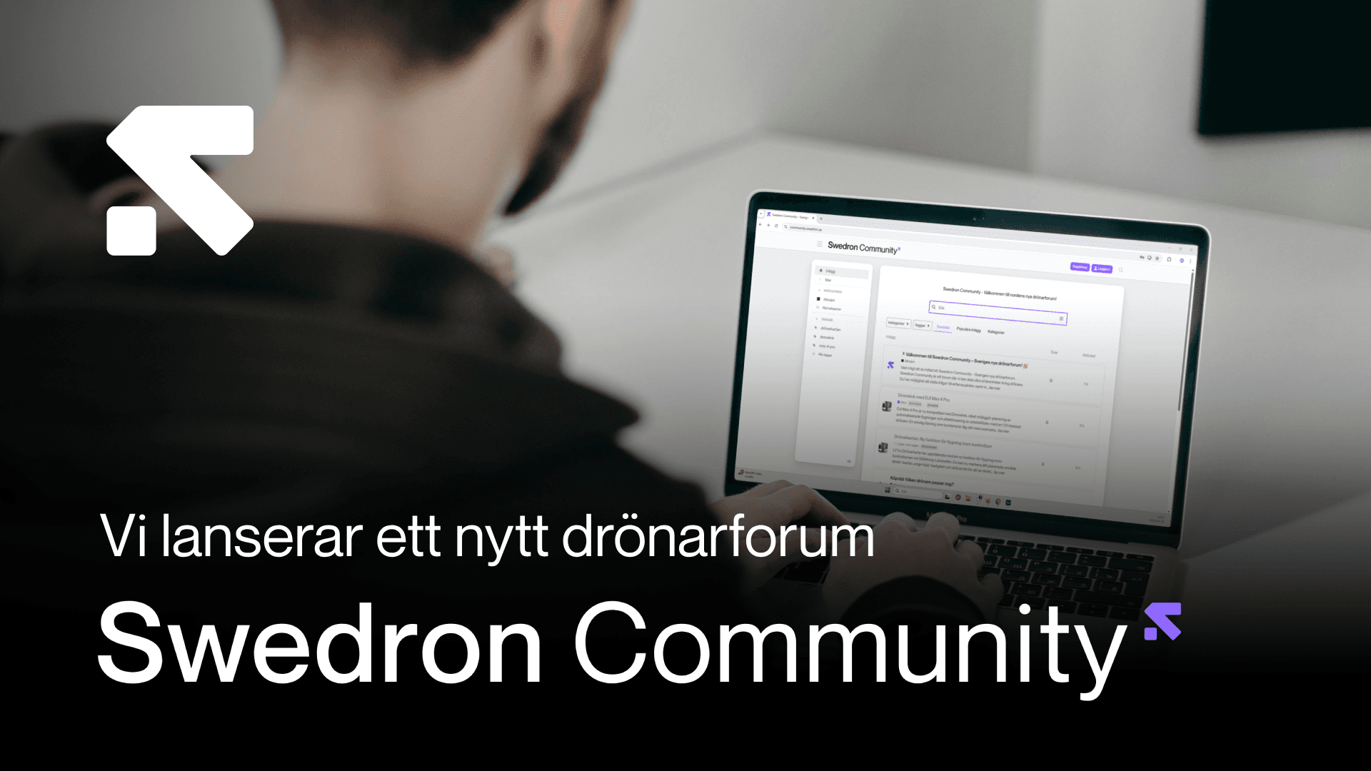 En person använder en laptop för att besöka Swedron Community, ett forum för drönarpiloter.